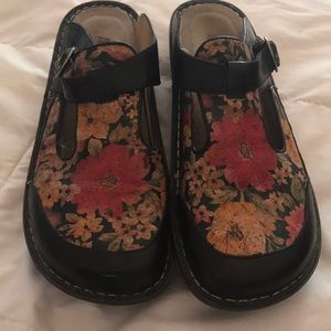 Algeria clogs hand painted EUC CHEF SHOES.